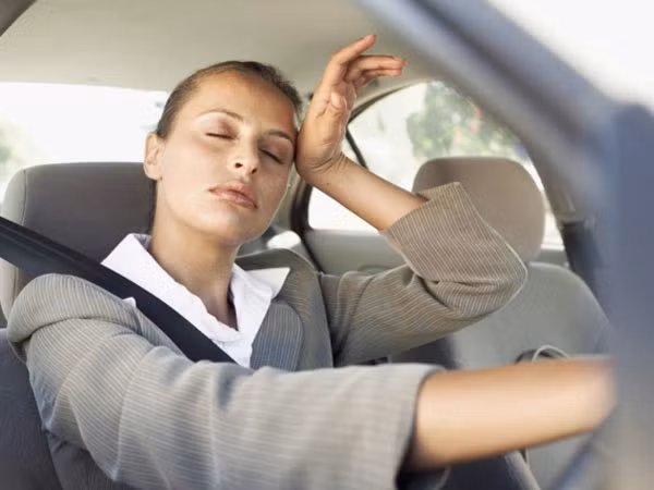 Thiếu ngủ dẫn đến mệt mỏi, dễ gây tai nạn khi lái xe. Lái xe trong tình trạng thiếu ngủ được cảnh báo nguy hiểm như việc lái xe khi say rượu, có thể dẫn đến tai nạn nguy hiểm.
