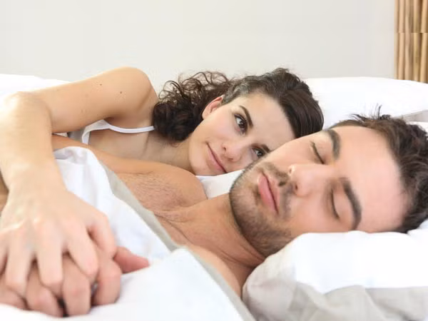 Giảm ham muốn tình dục. Đây là một trong những tác hại do thiếu ngủ gây ra. Những quý ông thiếu ngủ có xu hướng giảm hormone nam tính testosterone xuống thấp, làm giảm hiệu suất tình dục. Vì vậy, hãy chắc chắn rằng ngủ đủ 8h/ngày.