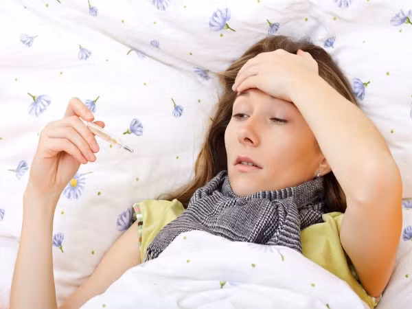 Các bác sĩ khuyến cáo khi nạn nhân bị sốc nhiệt, chúng ta cần đưa ngay tới nơi có nhiệt độ ổn định, nhanh chóng làm ấm cơ thể cho nạn nhân và gọi cấp cứu kịp thời.