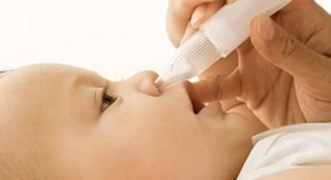 Đối với trẻ nhỏ cần giữ vệ sinh, nhất là đường hô hấp họng, miệng, mũi, hầu để tránh mắc các bệnh do vi sinh vật gây ra. Nên súc họng bằng nước muối sinh lý hàng ngày.