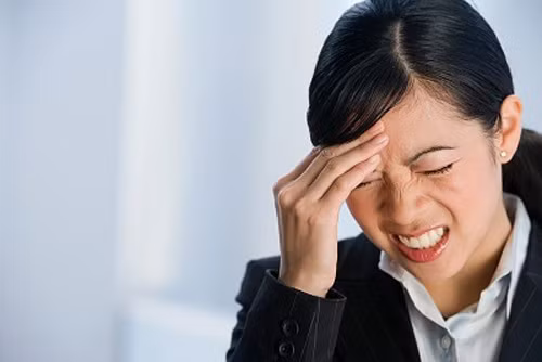 Đau đầu. Ăn đồ ăn nêm bột ngọt khi đói làm tăng nguy cơ phản ứng với tác dụng phụ. Triệu chứng thường gặp nhất là đau đầu. Triệu chứng này có thể xuất hiện từ 30 phút đến vài giờ sau khi ăn phải bột ngọt. Theo Trung tâm y tế đại học Illinois, đau đầu thường biến mất sau vài giờ, mặc dù những người bị đau đầu liên quan đến bột ngọt có thể cảm thấy yếu hoặc mệt mỏi 1 hoặc 2 ngày sau đó.