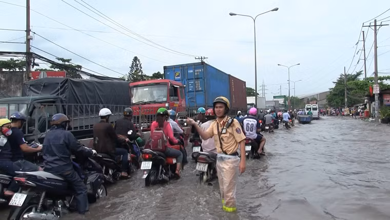 Tuy nhiên do lượng xe cộ đổ về mỗi lúc một đông khiến tình trạng ùn ứ càng trở nên trầm trọng.