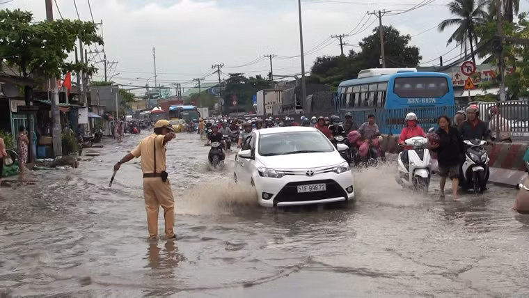 Lực lượng CSGT các Đội Phú Lâm, An Lạc, Tân Túc (thuộc phòng CSGT đường bộ - đường sắt, Công an TP HCM) đã tích cực xuống đường để điều tiết, giải toả giao thông.