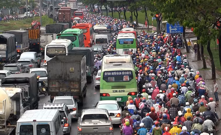 Nhiều đội CSGT thuộc Phòng CSGT đường bộ - đường sắt, Công an TPHCM đảm trách dọc địa bàn đã tăng cường lực lượng, phối hợp cùng TNXP xuống đường và tại các giao lộ để điều tiết, phân luồng giao thông.