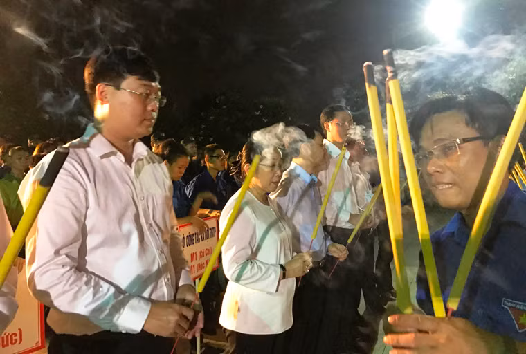 Uỷ viên dự khuyết BCH Trung ương Đảng, Bí thư thứ nhất BCH Trung ương Đoàn, Chủ tịch Hội Sinh viên Việt Nam Lê Quốc Phong (người bên trái), Phó bí thư Thành uỷ TP HCM Võ Thị Dung cùng các vị lãnh đạo dâng hương các AHLS.