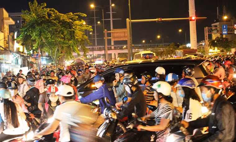 Nhiều tuyến đường giao thông trở nên lộn xộn vì ai cũng muốn nhanh chóng thoát khỏi ùn ứ.