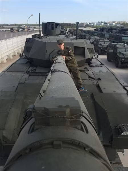 So với thế hệ cũ, pháo 2A82-1M có cùng cỡ đạn, nhưng chiều dài nòng lớn hơn khoảng 1m. Điều này giúp tăng sự ổn định quỹ đạo của các viên đạn được bắn đi, trong đó có loại đạn chống tăng sử dụng thanh xuyên dưới cỡ APFSDS.