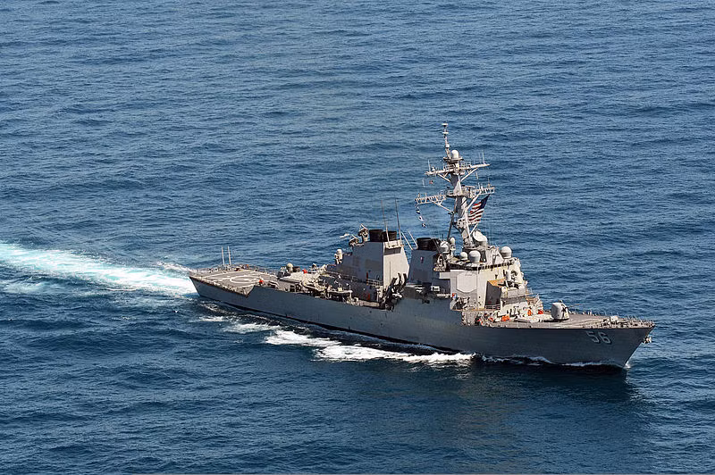 Khu trục hạm tên lửa John S. McCain (DDG-56) có lượng giãn nước toàn tải khoảng 8.900 tấn, dài 154m, rộng 20m, mớn nước 9,4m. Con tàu được vũ trang hệ thống chiến đấu tối tân nhất thế giới hiện nay, vượt trội sức mạnh của bất kỳ tàu chiến nào của Nga hay là Trung Quốc.