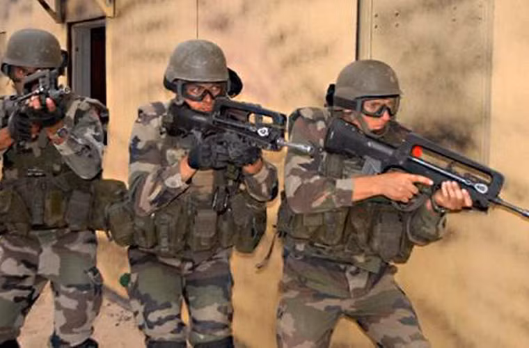 FAMAS có một cửa sổ di động để kiểm soát việc tống vỏ đạn ra ngoài, bên phải, hoặc bên trái tùy thuộc vào sự thuận tay của xạ thủ. Tuy nhiên, FAMAS và dòng súng “bullpup” nói chung có một nhược điểm khá lớn là vị trí tống vỏ đạn ra ngoài gần với mắt của xạ thủ. Bởi thế khi bắn liên tục ở chế độ tự động, khói thuốc súng còn sót lại trong vỏ đạn khi bị tống ra ngoài ảnh hưởng nghiêm trọng đến mắt của xạ thủ.