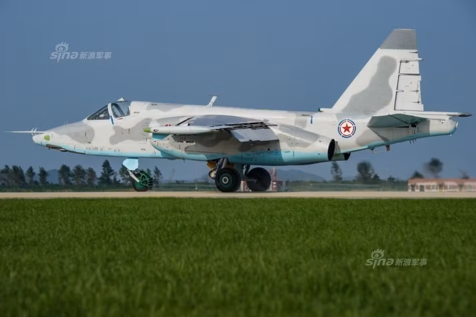 Còn đây là máy bay cường kích hiện đại nhất của Không quân Triều Tiên – Sukhoi Su-25K. Hiện Không quân Triều Tiên có khoảng 34 chiếc Su-25K, đáng lưu ý là chỉ vài năm gần đây thì Su-25K mới được xuất hiện nhiều trên các phương tiện truyền thông đại chúng Triều Tiên. Mà đặc biệt là kể từ khi ông Kim Jong-un kế nhiệm người cha quá cố Kim Jong-il.