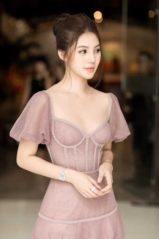 Hoa hau Jolie Nguyen khien nhieu sao “de chung” khi du su kien?-Hinh-10