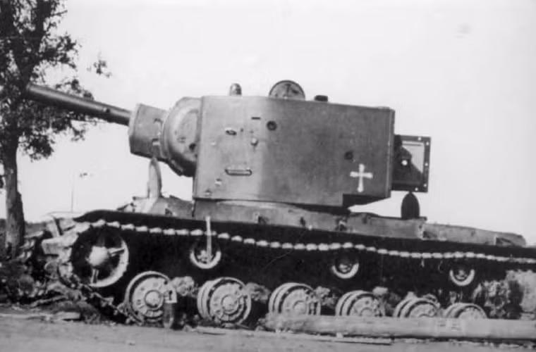 Ý đồ thiết kế KV-2 không phải là cho nhiệm vụ chống tăng. Các xe tăng KV-2 được biên chế thành các tiểu đoàn (15 chiếc), nằm trong đội hình các sư đoàn tăng xung kích, với nhiệm vụ bắn phá, chế áp các công sự kiên cố của địch bằng đạn phá bê tông. Tuy nhiên, do hoàn cảnh của Liên Xô vào thời kì Chiến tranh thế giới thứ hai, KV-2 đã phải chuyển sang làm nhiệm vụ chống tăng, và đã hoàn thành nhiệm vụ một cách xuất sắc.