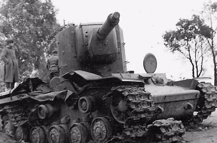 Dù có hỏa lực mạnh khủng khiếp, mạnh chưa từng thấy cùng bộ giáp dày, xe tăng KV-2 thực sự là cỗ tăng vô địch. Tuy nhiên, điểm yếu cố hữu dòng KV vẫn là bộ truyền động không đáng tin cậy, cơ động tồi dẫn đến thất bại không ít của KV-2. Ảnh: xe tăng KV-2 bị bắn hỏng.