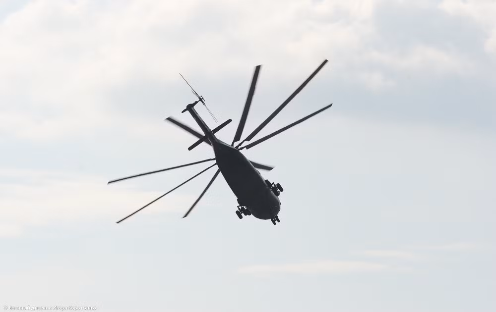 “Quái vật” Mi-26T2 đảo cánh liên hồi dù nó có thân hình to lớn nhất họ trực thăng thế giới.