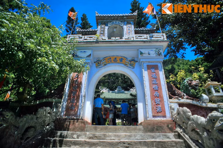 Tọa lạc trên một khu đất rộng, bằng phẳng ở phía Đông hòn Thủy Sơn thuộc quần thể khu di tích danh thắng Ngũ Hành Sơn, chùa Linh Ứng là một ngôi chùa cổ nổi tiếng về vẻ đẹp và sự linh thiêng của Đà Nẵng.