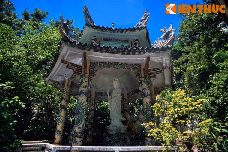 Đài Quan Âm của chùa Linh Ứng.