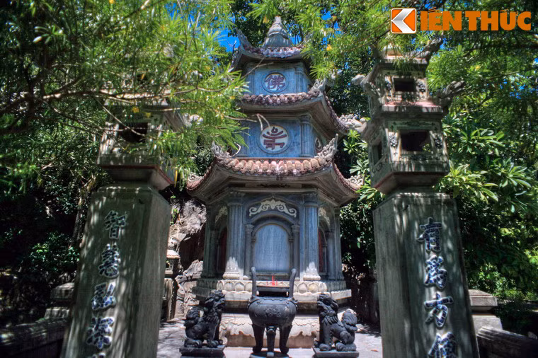 Tháp thờ Tổ của chùa.