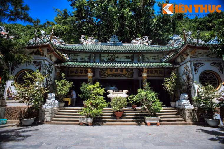 Về tổng quan, chùa có chính điện xây kiểu chữ “Nhất”, bên phải là nhà tổ, giảng đường, nhà khách, nhà thiền và nhà trù.