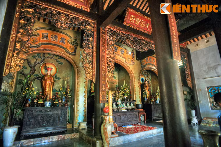 Gian hai bên thờ Bồ tát Quan Âm và Bồ tát Địa Tạng.
