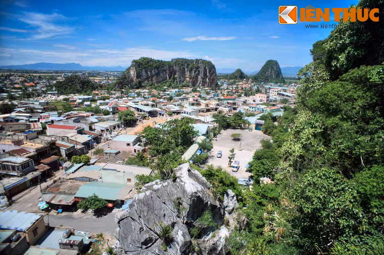 Quang cảnh nhìn từ lối vào chùa.
