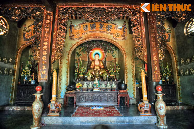 Chính điện được bài trí tôn nghiêm, gian giữa thờ đức Phật Thích Ca.
