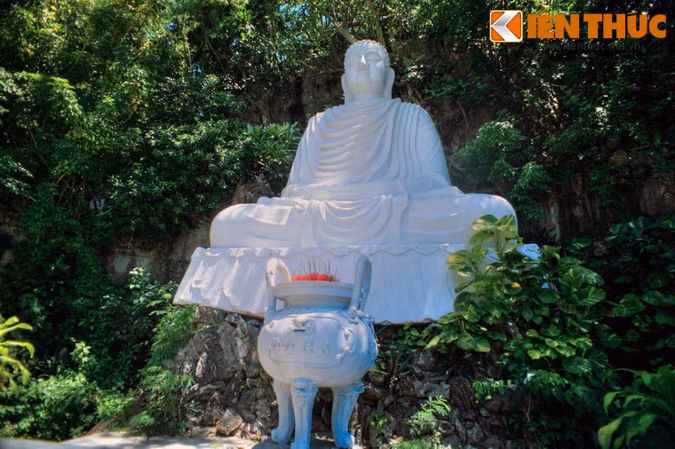 Trong sân chùa có một tượng đức Phật Thích Ca cao 10m, hướng ra phía Biển Đông.