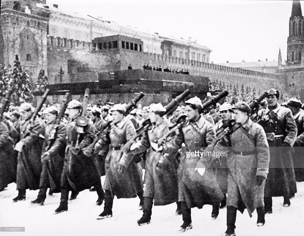 Đầu tháng 11/1941, quân Đức đã tiến sâu vào lãnh thổ Liên Xô và liên tục ném bom oanh kích Moscow. Ở một số vị trí, quân Đức chỉ cách Moscow khoảng 25-30 km. Trước tình thế ngàn cân treo sợi tóc, Liên Xô vẫn quyết định tổ chức lễ duyệt binh kỷ niệm Cách mạng tháng Mười Nga vào ngày 7/11 tại Quảng trường Đỏ như truyền thống bao năm trước đó.