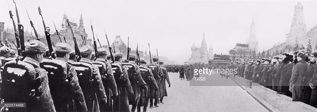 Nhân danh Ðảng và Nhà nước Liên Xô, Stalin đã kêu gọi các chiến sĩ Xô-viết: "Các dân tộc bị nô dịch của châu Âu đang sống dưới ách của bọn xâm lược Ðức trông chờ vào các đồng chí như là những người sẽ giải phóng cho họ. Sứ mệnh giải phóng vĩ đại đã trao cho các đồng chí. Các đồng chí hãy tỏ ra xứng đáng với sứ mệnh đó... Dưới ngọn cờ của Lênin, tiến lên giành thắng lợi!".