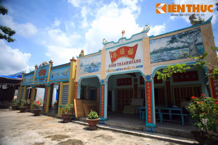 Công trình được chia thành hai phần là đình và vạn, trong đó đình là nơi thờ Hoàng Thành bổn xứ có công khai mở đất làng La Gi và vạn là nơi thờ Thần Ông Nam hải (cá voi) của ngư dân địa phương.