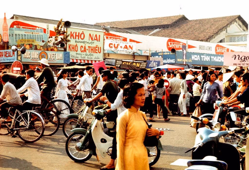 Bên ngoài chợ Bến Thành.