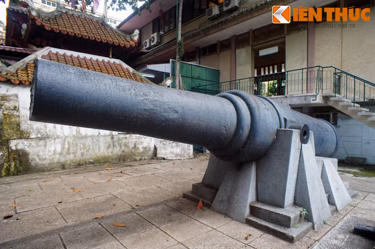 Ấn tượng nhất trong số này là một cỗ đại bác khổng lồ đúc bằng gang của Pháp.