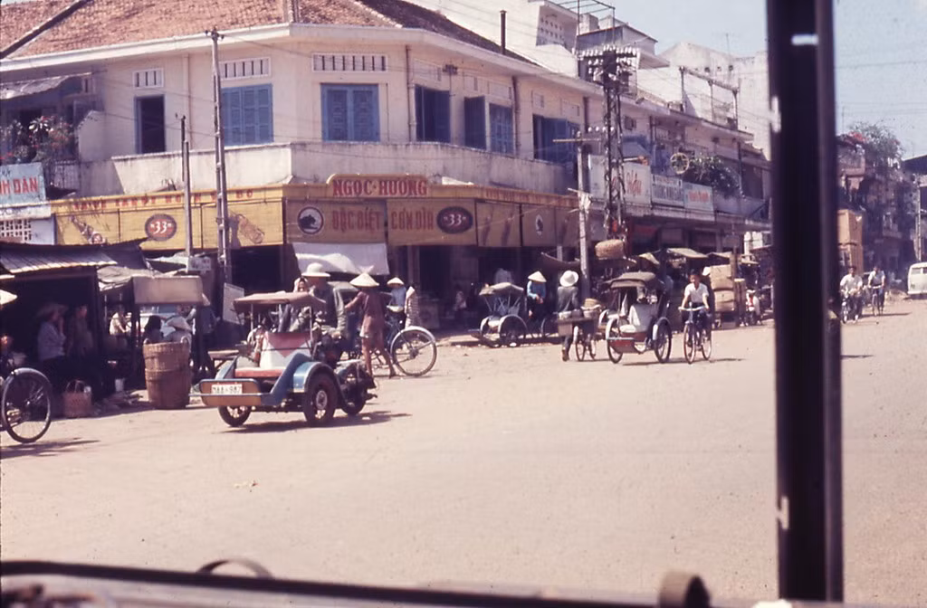 Đường Trương Minh Giảng (nay là đườngLê Văn Sỹ), phía trước chợ Trương Minh Giảng (nay là chợ Nguyễn Văn Trỗi).
