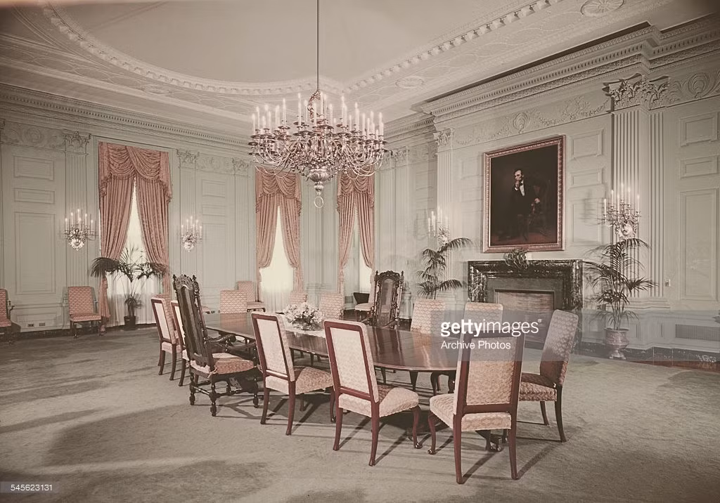 Trong phòng ăn của Nhà Trắng, năm 1962. Ảnh: GettyImages.