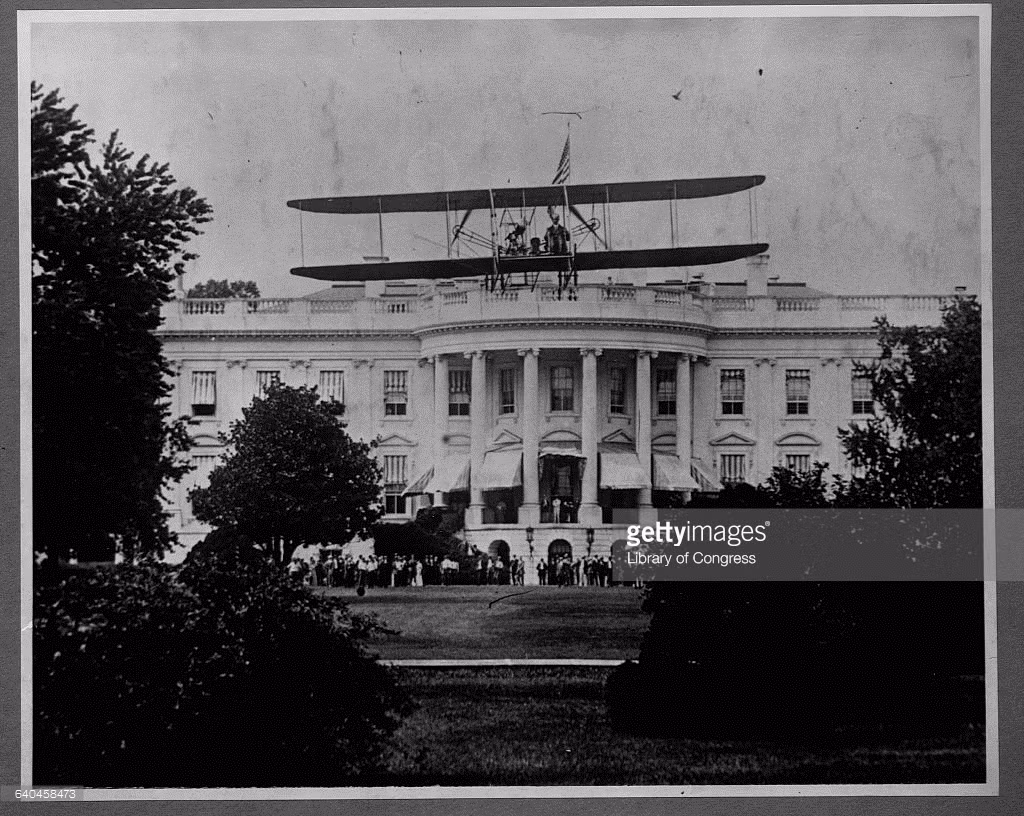 Máy bay của phi công huyền thoại Harry Atwood hạ cánh trên Nhà Trắng ngày 14/7/1911. Ảnh: GettyImages.