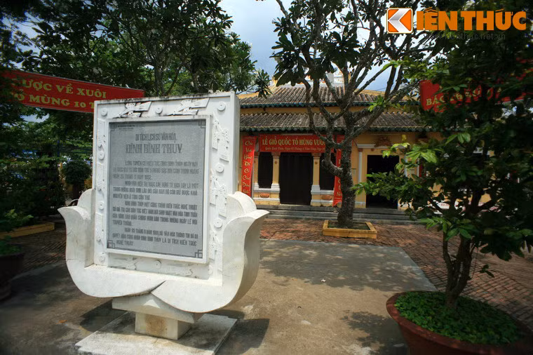 Đình được dựng vào năm 1844, lúc đầu thờ Thành hoàng của làng Bình Hưng, tổng Định Thới, huyện Vĩnh Định, phủ Ba Xuyên, tỉnh An Giang. Năm 1852, Tuần phủ Huỳnh Mẫn Đạt đi tuần thú trên một hải thuyền, gặp phải một trận cuồng phong, nhưng nhờ ẩn nấp kịp nơi vàm rạch Bình Hưng nên vô sự...
