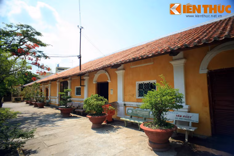 Mặt trước ngoài của đình có các cột xi măng trang trí họa tiết đắp nổi kiểu phương Tây. Sự kết hợp Đông - Tây này là phong cách kiến trúc phổ biến ở làng Bình Thủy.