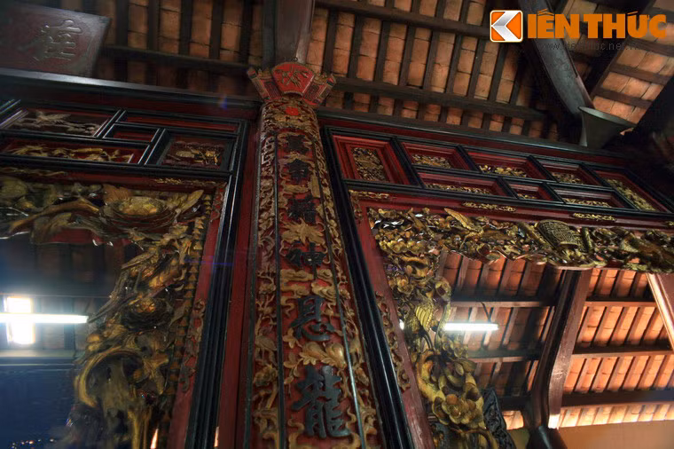 Đình còn giữ được những mảng chạm, những họa tiết trang trí gần gũi với nghệ thuật dân tộc. Nghệ thuật chạm khắc gỗ ở nơi đây hết sức tinh tế và sinh động.