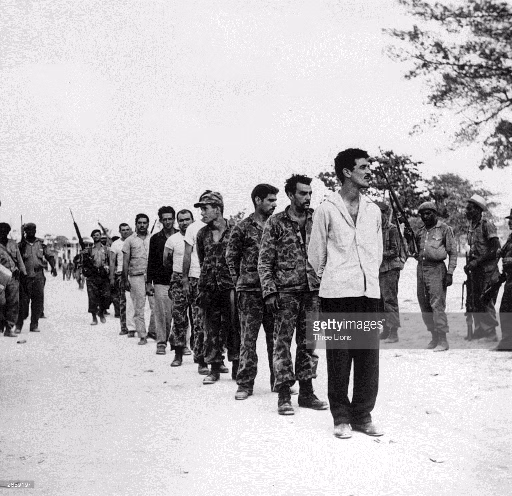 Một nhóm tù binh Cuba lưu vong bị bắt giữ trên bờ vịnh Con Lợn.