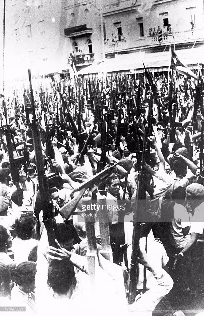 Trước nguy cơ của một cuộc xâm lược, ngày 16/4/1961, lãnh tụ Fidel Castro chính thức tuyên bố Cuba là một nước xã hội chủ nghĩa trước hàng vạn binh sĩ và quần chúng ở Havana. Một ngày sau đó, lực lượng đánh thuê lưu vong đổ bộ vào vịnh Con Lợn.