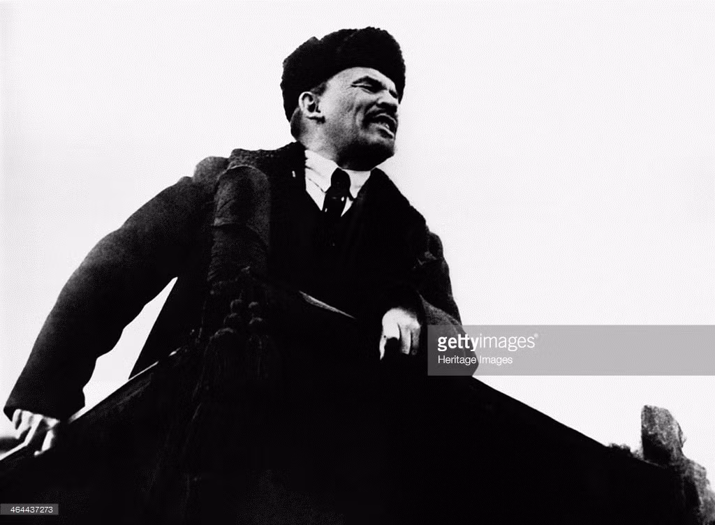 Lãnh tụ cách mạng Lenin diến thuyết trên mũi một con tàu. Ảnh: Getty Images.
