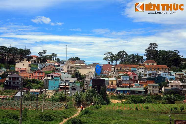 Quang cảnh trên tuyến đường sắt Đà Lạt - Trại Mát, gần ga Đà Lạt.