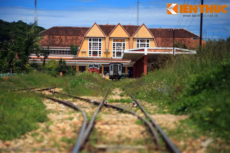 Ga Đà Lạt hiện nay chỉ còn hoạt động để phục vụ du lịch. Đây là nơi xuất phát của tuyến đường sắt khứ hồi đưa du khách đến ga Trại Mát cách Đà Lạt 7km.