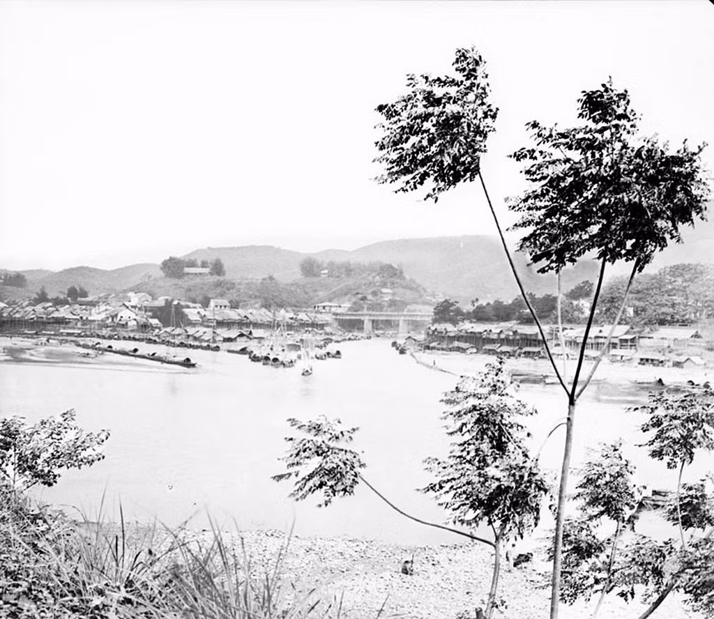 Thị trấn Lào Cai năm 1906 nhìn từ hữu ngạn sông Hồng.