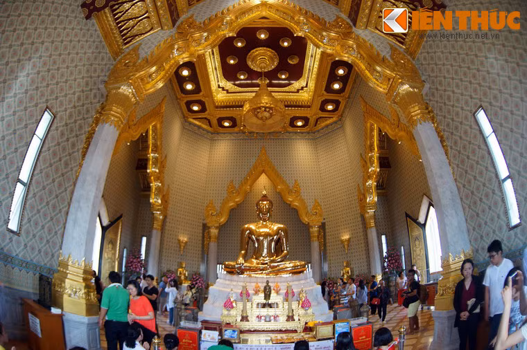 Ngôi chùa này được biết đến với pho tượng Phật vàng nguyên khối được cho là lớn nhất của thế giới.