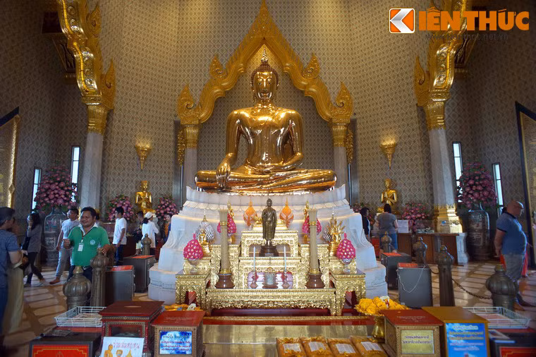 Tượng thể hiện hình ảnh Đức Phật ngồi kiết già, có chiều cao 3 mét và trọng lương 5,5 tấn. Người dân Thái cho rằng bức tượng này là biểu tượng cho sự thịnh vượng và thuần khiết cũng như sức mạnh và quyền năng.