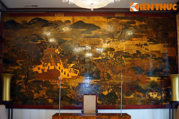 Tâm điểm của căn phòng là bức tranh "Bình Ngô đại cáo" gồm 40 miếng nhỏ ghép lại.