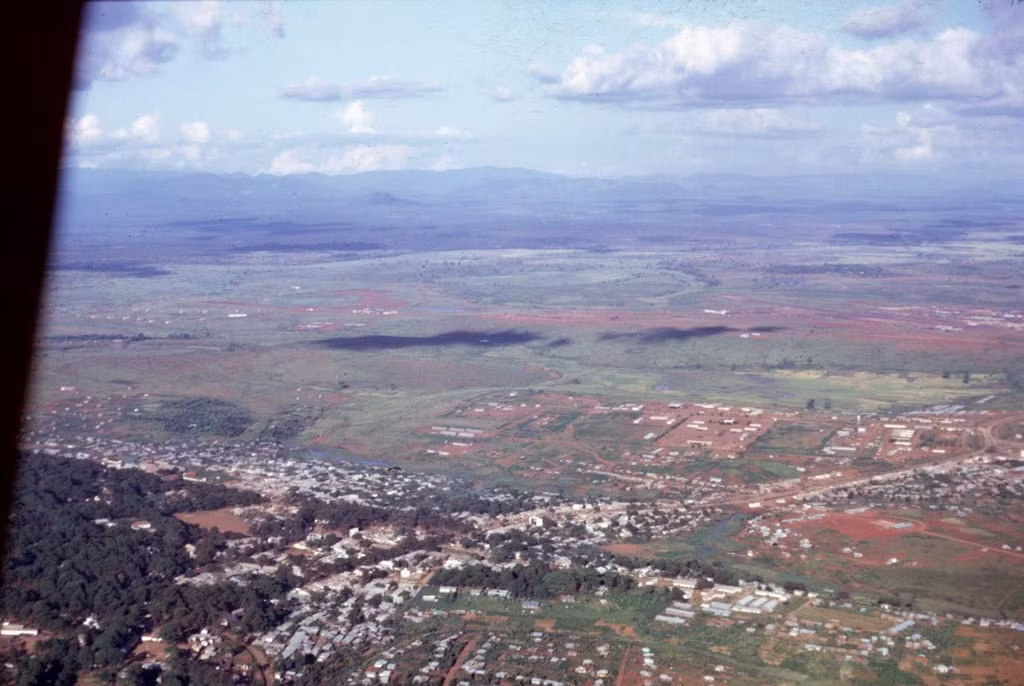 Toàn cảnh thị xã Pleiku năm 1966 nhìn từ máy bay.