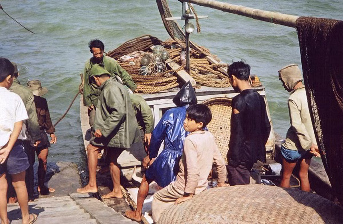 Dân chài tại bến cá Đà Nẵng.