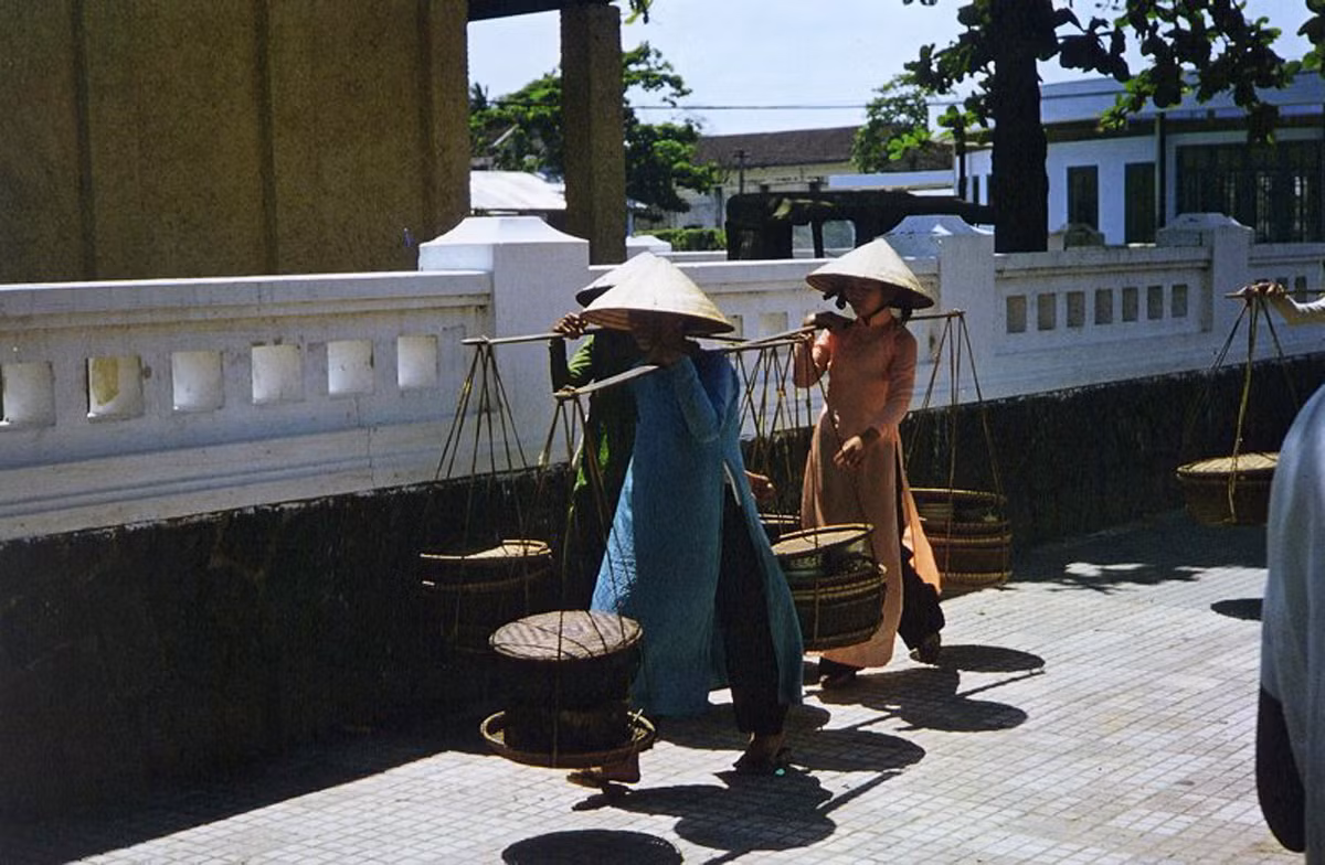 Những người phụ nữ áo dài bán hàng rong ở Đà Nẵng năm 1962.