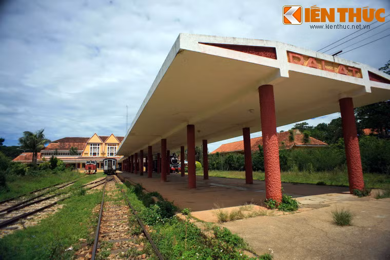 Công trình do hai kiến trúc sư người Pháp là Moncet và Reveron thiết kế. Người thi công công trình là thầu khoán Võ Đình Dung, với kinh phí xây dựng là 200.000 franc Pháp.